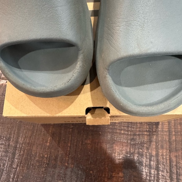 Yeezy slides, slate marine sz 9 - Picture 4 of 5